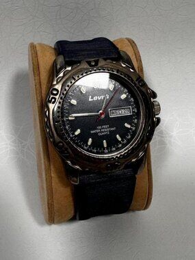 VINTAGE LEVIS DIVER STYLE WATCH NAVY BLUE DIAL RUBBER STRAP Y2K GRUNGE LEVM3129